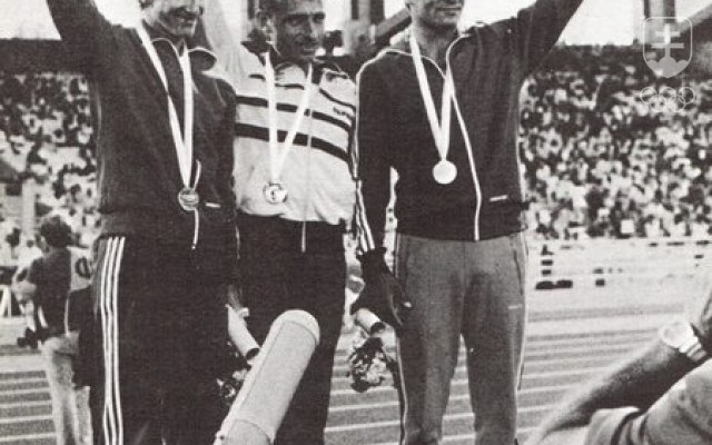 Na ME 1982 sa na stupni víťazov v chôdzi na 20 km stretli dvaja Slováci - vľavo bronzový Pavol Blažek, vpravo strieborný Jozef Pribilinec.