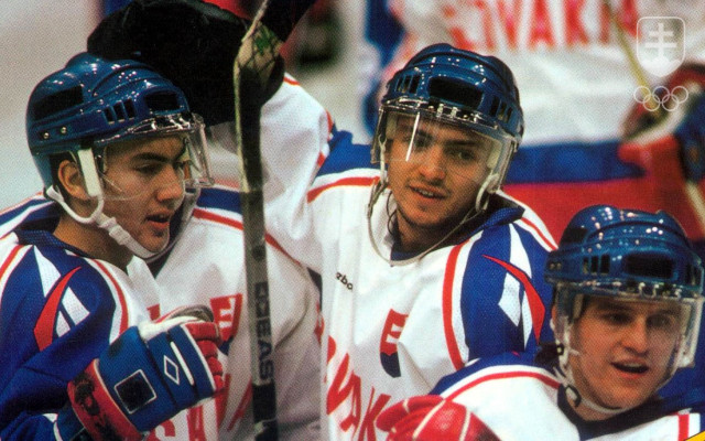 Účinkovanie slovenských hokejistov v Lillehammeri 1994 vzbudilo celonárodnú eufóriu – zľava Miroslav Šatan, Marián Smerčiak a Róbert Petrovický.
