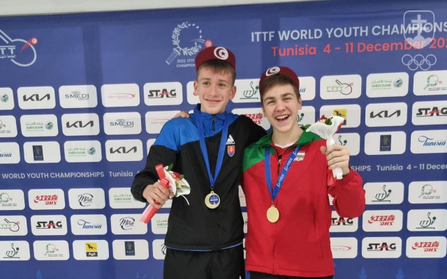 Samuel Arpáš (vľavo) si na svetovom šampionáte mládeže v tuniskom Radese vybojoval titul vo štvorhre kadetov po boku Maďara Balázsa Leia.