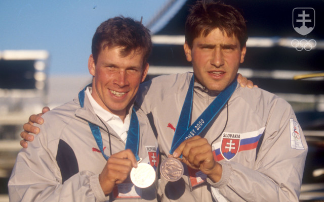 Zatiaľ jediný raz malo Slovensko na olympijskom medailovom stupni až dvoch pretekárov - v Sydney 2000 sa to podarilo singlkanoistom na divokej vode Michalovi Martikánovi a Jurajovi Minčíkovi.