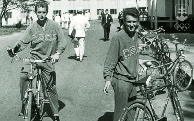 Na vzácnej fotografii z OH 1964 v Tokiu s bicyklami v olympijskej dedine dvaja členovia strieborného tímu futbalistov ČSSR, ktorí v tomto roku oslávia 85. narodeniny - Ľudovít Cvetler (vľavo) a Vojtech Masný.