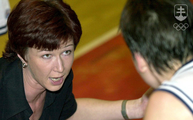 Jelena Mozgová ako trénerka na fotografii z roku 2003.