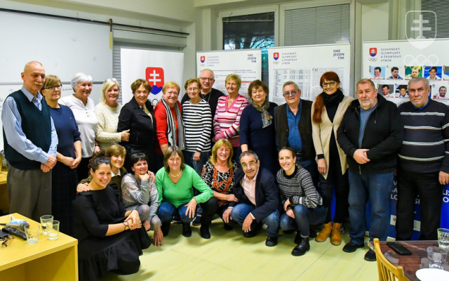 Členovia Olympijského klubu Bratislava po zasadnutí na spoločnej fotografii.