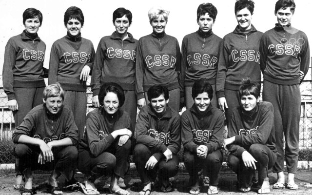 Šteste družstvo volejbalistiek ČSSR na OH 1968 v Mexico City. V hornom rade zľava Tichá, Široká, Bendeová, Štruncová, Šašková, Hrabáková a Vlasáková, dole Mifková, Poláková, Senecká, Mazúrová a aktuálna jubilantka Štefková.