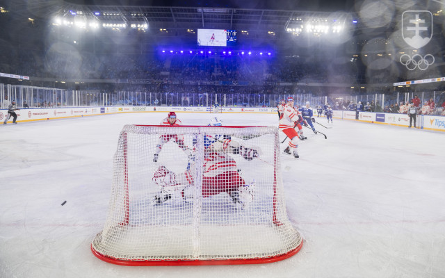 Brankár HC Oceláři Třinec Ondřej Kacetl sleduje puk počas zápasu na hokejovom podujatí Winter Games.