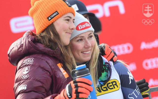 Na snímke vpravo americká lyžiarka Mikaela Shiffrinová oslavuje víťazstvo, vľavo štvrtá v cieli Slovenka Petra Vlhová v obrovskom slalome žien Svetového pohára v alpskom lyžovaní v Kranjskej Gore.