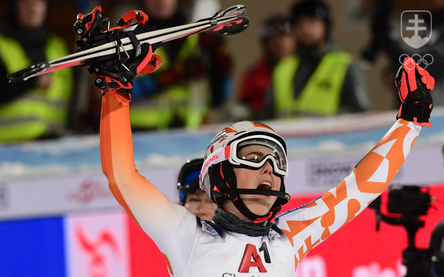 Petra Vlhová sa teší  z víťazstva v nočnom slalome Svetového pohára žien v rakúskom Flachau.