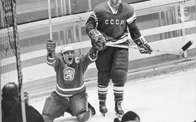 Jedna z najslávnejších fotografií Jozefa Golonku - jeho radosť po štvrtom góle do sovietskej siete na ZOH 1968 v Grenboli. V pozadí obrovitý obranca tímu ZSSR Ragulin.