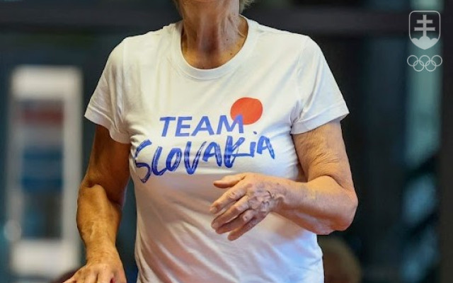 Pavlína Kohútová s kolkárskou guľou počas športového popoludnia v rámci vlaňajšieho liečebného pobytu našich športových osobností v seniorskom veku, ktorý im v Kúpeľoch Dudince každoročne poskytuje Nadácia SOŠV.