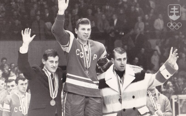Fotografia zo stupňa víťazov po skončení olympijského turnaja v Grenobli 1968. Vľavo kapitán strieborného tímu ČSSR Jozef Golonka, v strede Staršinov zo ZSSR a vpravo Kanaďan Johnston.
