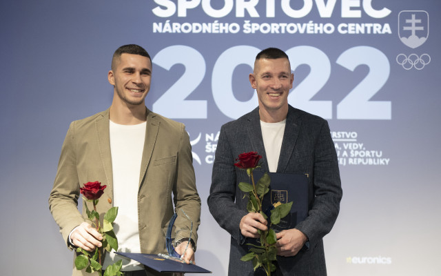 Boxer Andrej Csemez a jeho tréner Tomi Kid Kovács počas slávnostného oceňovania Športovec Národného športového centra 2022. 