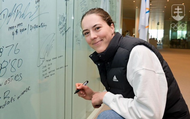 Petra Vlhová sa v sídle MOV zapísala na sklenenú tabuľu, ktorú zdobia podpisy olympijských medailistov.