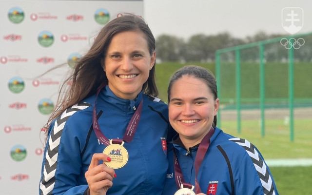 Danka Barteková s Vanesou Hockovou s medailami po pretekoch Katar Open 2022. 