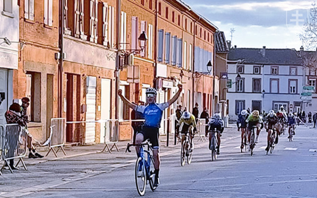 Víťazné gesto Matthiasa Schwarzbachera v cieli Ronde de Bessieraine. 