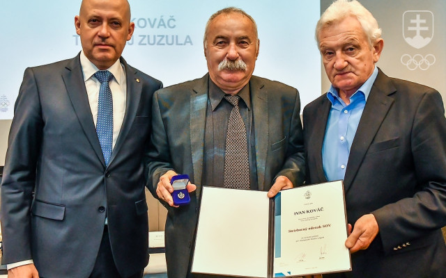 Ivan Kováč (v strede) so Strieborným odznakom Slovenského olympijského a športového výboru za rok 2018, ktorý mu odovzdali prezident SOŠV Anton Siekel a čestný prezident František Chmelár.