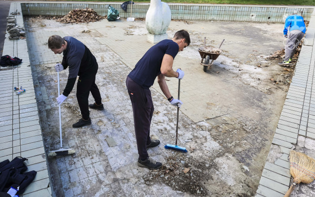 Počas brigády vyčistili zamestnanci SOŠV aj fontánu pri Dome športu. 