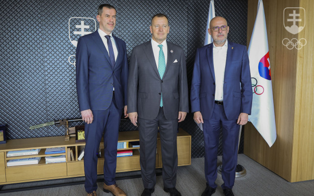 Na pôde SOŠV prijal jeho prezident Anton Siekel (v strede) predsedu parlamentu Borisa Kollára (v strede) a poslanca Igora Kašpera. 