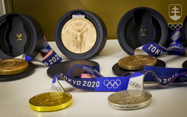 Návštevníci výstavy si môžu pozrieť takmer polstovku olympijských medailí slovenských športovcov získaných v ére našej štátnej samostatnosti.
