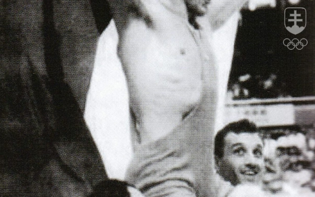 Tokijská radosť zo zisku titulu svetového šampióna v roku 1990 - Jozef Lohyňa na pleciach svojich trénerov Mikuláša Timka a brata Ľubomíra Lohyňu.