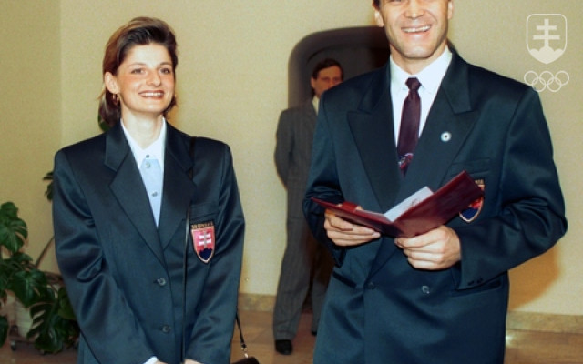 Martina Jašicová a Peter Šťastný pred sľubom slovenskej výpravy na ZOH 1994 v Lillehammeri.