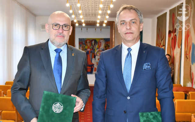Prezident SOŠV Anton Siekel a primátor Pezinka Roman Mács po podpise memoranda o spolupráci.