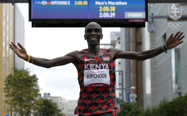 Eliud Kipchoge oslavuje triumf v maratóne na OH 2020. 