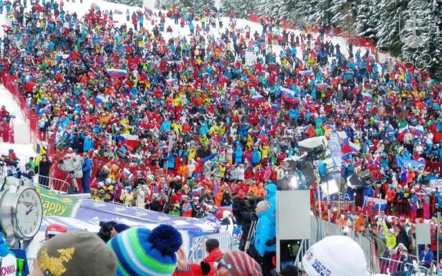 Pohľad na časť publika počas pretekov SP zjazdárok v Jasnej v roku 2016. Vtedy sa Svetový pohár vrátil na svahy Chopku po 34 rokoch.