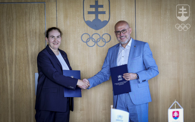 Memorandum o porozumení v sídle SOŠV podpísali riaditeľka kancelárie UNHCR na Slovensku Danijela Popovicová-Efendicová a prezident SOŠV Anton Siekel.