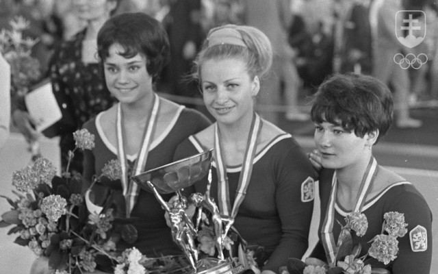 Najcennejšiu individuálnu medailu v kariére si Marika vybojovala na ME 1967 vo viacboji. Vĺavo strieborná Voroninová zo ZSSR, v strede víťazná Čáslavská, vpravo bronzová Krajčírová.