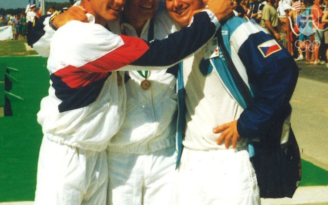 Pavel Blaho s Róbertom Erbanom a Jurajom kandárom po ich zisku medaily na MS 1991.