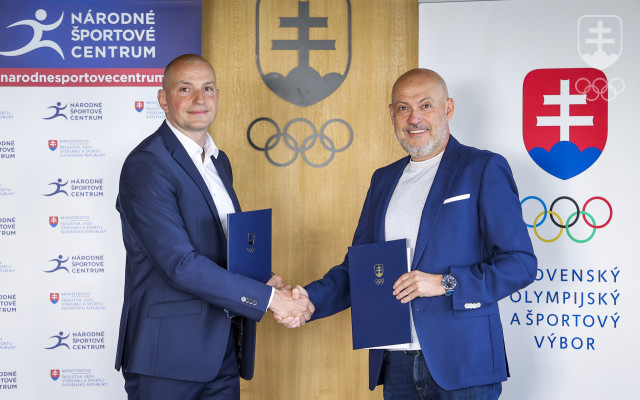 Prezident Slovenského olympijského a športového výboru Anton Siekel a riaditeľ Národného športového centra Vladimír Baluška po podpise memoranda o spolupráci.
