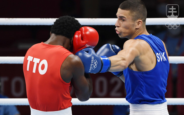 Na ilustračnej fotografii z OH 2020 v Tokiu vpravo slovenský boxer Andrej Csemez.