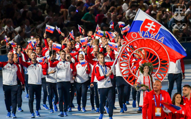 Nástup slovenskej výpravy na slávnostnom otvorení predchádzajúcich EH 2019 v Minsku. S našou vlajkou kráčal strelec Juraj Tužinský.