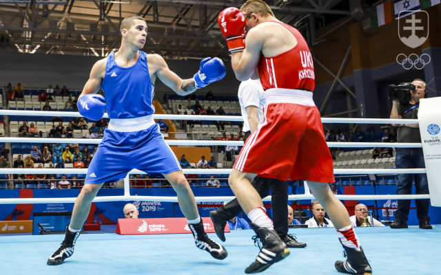Boxer Andrej Csemez (v modrom, v súboji s neskorším víťazom turnaja Ukrajincom Chyžniakom) v semifinále na EH v Minsku, kde si vybojoval bronz.