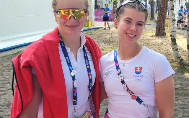 Katarína Pecsuková a Bianka Sidová po postupe do fináíle súťaže dvojkajakov na 500 m.