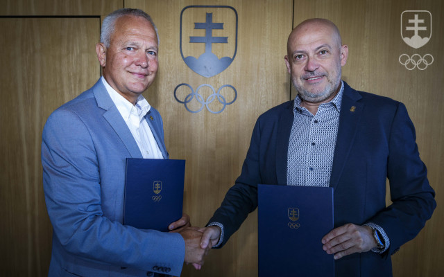 Prezident SOŠV Anton Siekel a predseda Spoločnosti M. R. Štefánika Peter Novotňák po podpise memoranda o spolupráci.