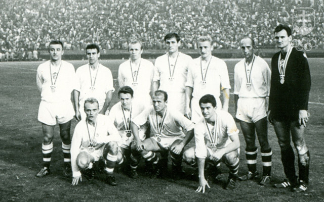 Krátko po skončení medailového ceremoniálu na OH 1964 v Tokiu na fotografii členovia finálovej jedenástky strieborného tímu ČSSR. Vojtech Masný v pokľaku druhý zľava.