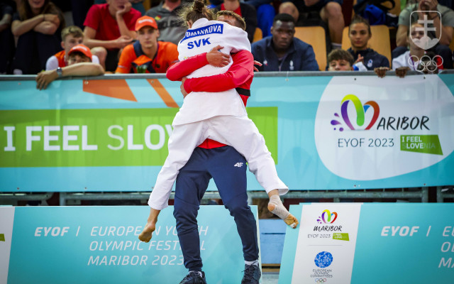 Radosť Patrície Tománkovej a jej otca a trénera Jozefa po finále na EYOF 2023 v Maribore.