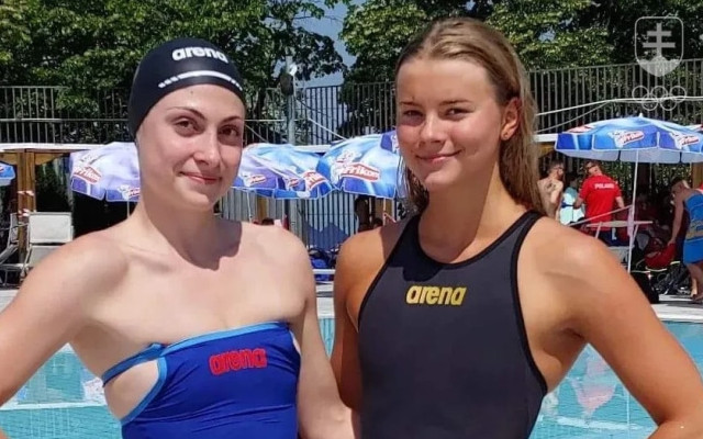 Lilian Slušná a Alexandra Hrnčárová počas ME juniorov v plávaní v Belehrade.