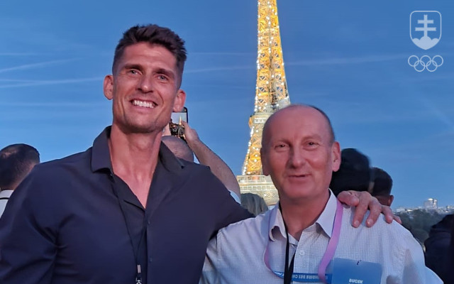 Roman Buček (vpravo) a Boris Demeter pred pasrížskou Eiffelovou vežou.