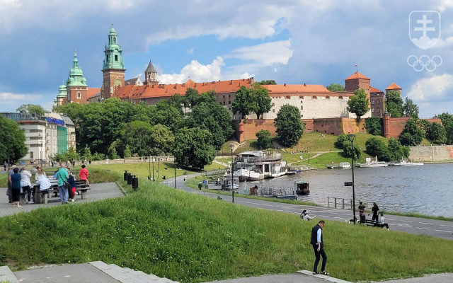 Krakov je krásne mesto. Na snímke majestátny hrad Wawel a rieka Wisla, ktorá sa práve pri ňom kľukatí.