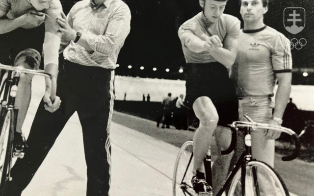 Cyklistické aj životné osudy Antona Tkáča a Jána Petroviča sa často prelínali. Od roku 1981 vedľa seba pôsobili aj pri čs. reprezentácii šprintérov - Tkáč ako hlavný tréner, Petrovič ako jeho asistent.