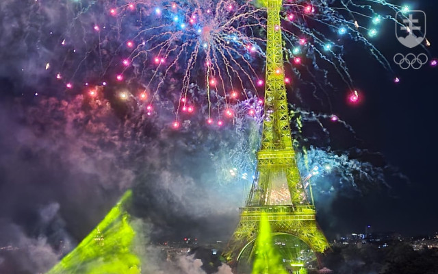 Ohňostroj nad Eiffelovou vežou počas osláv najväčšieho francúzskeho štátneho sviatku 14. júla.