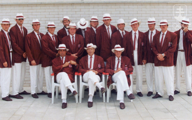 Vodnopólové družstvo Slovenska na OH 1992 v Barcelone tvorili samí Slováci. Roman Poláčikä na fotografii v druhom rade v strede vyčnieva najvyššou postavou.