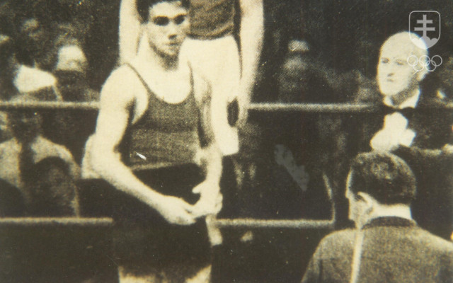 Na vzácnej fotografii, ktorú vyhotovil lekár výpravy ČSR Pavol Handzo, Ján Zachara na najvyššom olympijskom stupni víťazov.