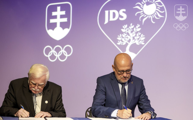 Predseda JDS Michal Kotian a prezident SOŠV Anton Siekel pri podpise memoranda o spolupráci.