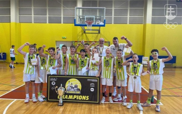 Basketbalisti MBA Prievidza s víťaznou trofejou.