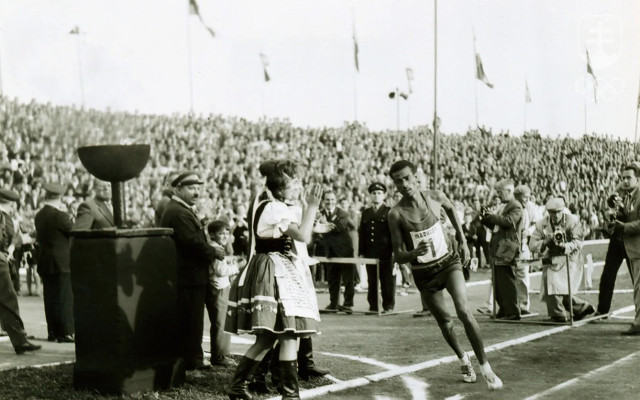 Abebe Bikila vbieha na štadión počas MMM 1961.