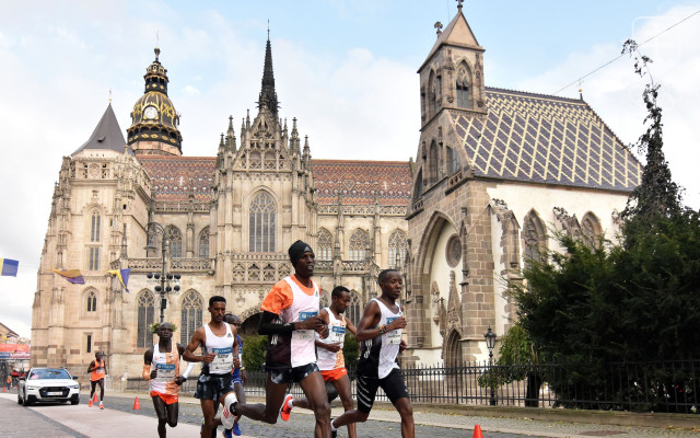 Maratónci bežia aj okolo významných košických pamätihodnotí vrátane Dómu svätej Alžbety.