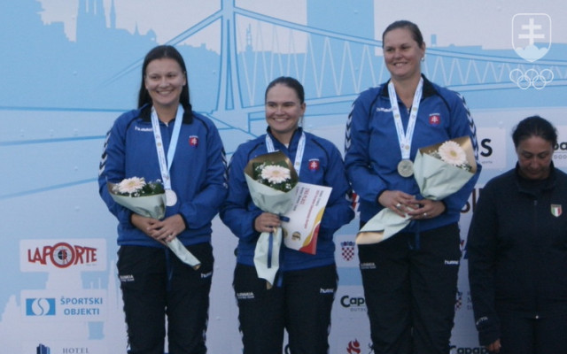 Monika Štibravá (vpravo), Vanesa Hocková (v strede) a Lucia Kopčanová na stupni víťazov po zisku striebra v tímovom skeete na ME v Záhrebe.